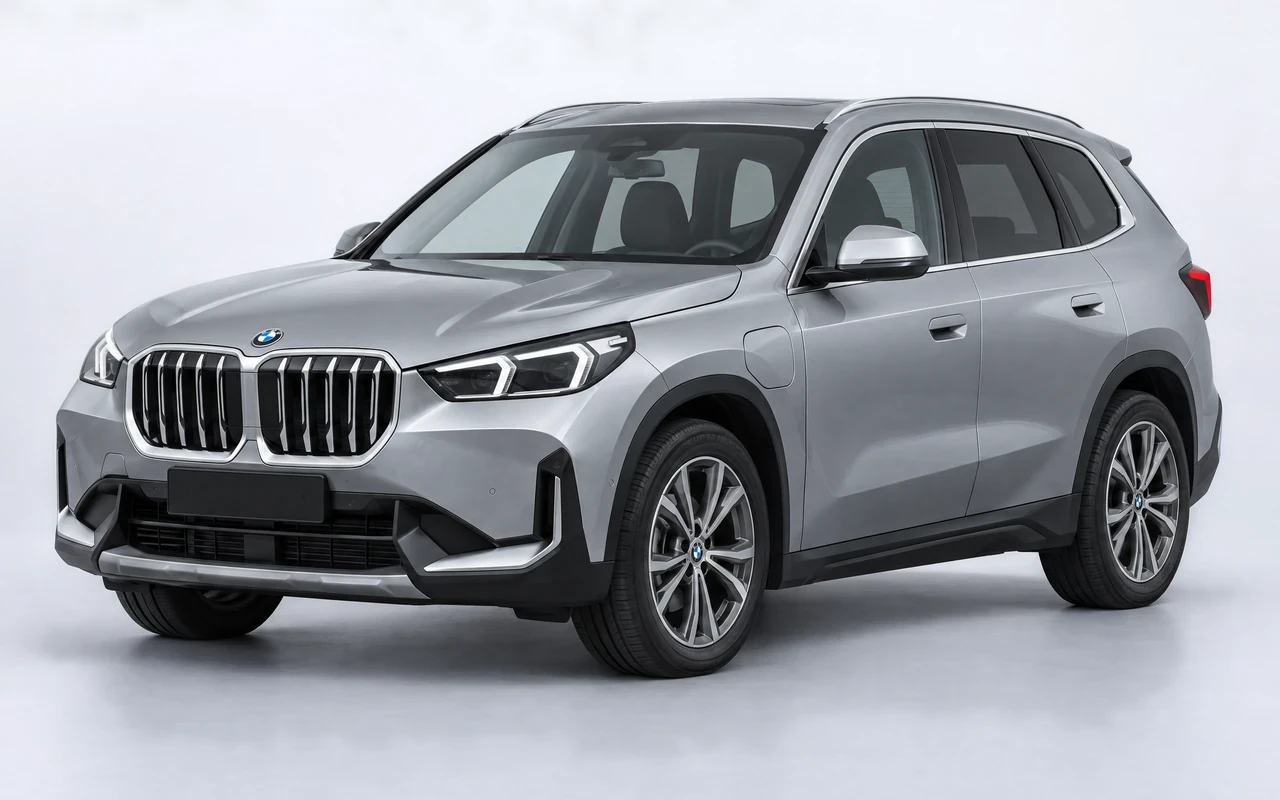 AI-genereret illustration af en sølvgrå BMW X1 xDrive25e, set skråt forfra.