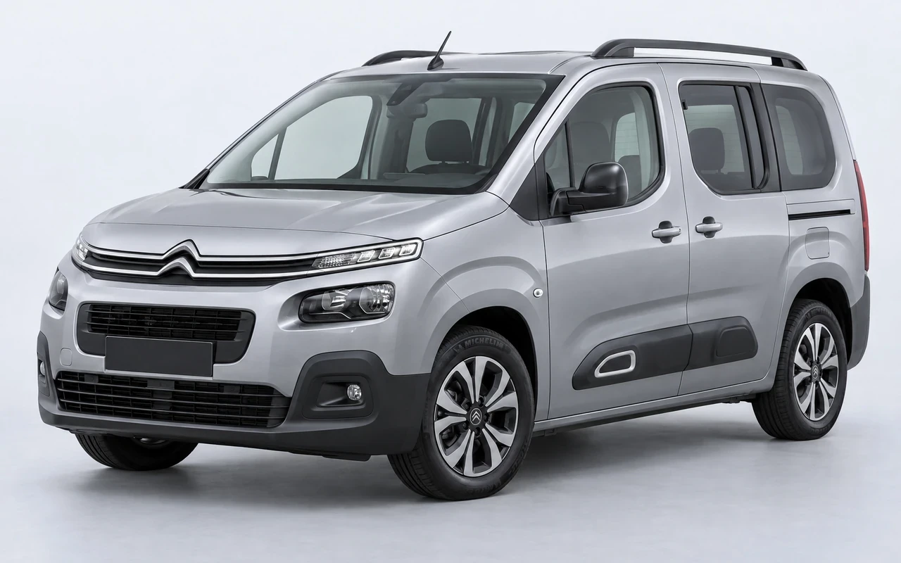 AI-genereret illustration af en sølvgrå Citroën ë-Berlingo, set skråt forfra.