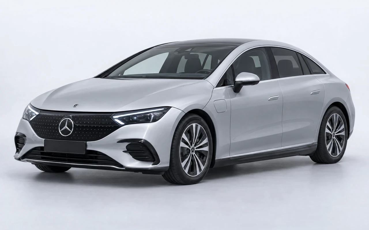 AI-genereret illustration af en sølvgrå Mercedes-Benz EQE, set skråt forfra.