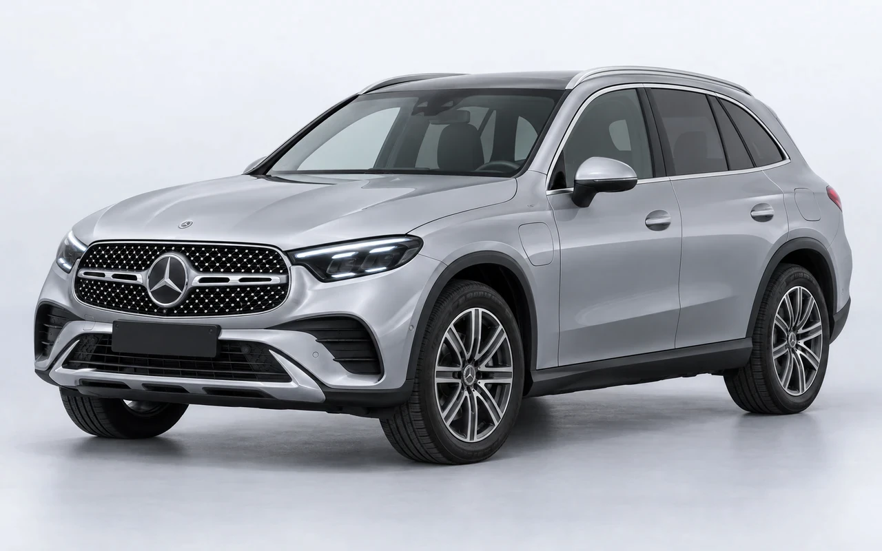 AI-genereret illustration af en sølvgrå Mercedes-Benz GLC 300e, set skråt forfra.