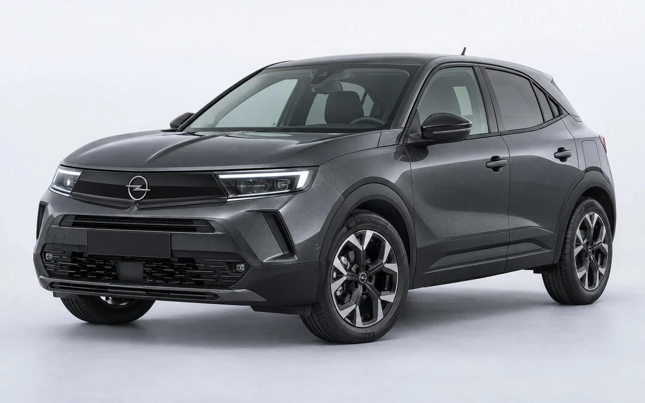 AI-genereret illustration af en mørkegrå Opel Mokka, set skråt forfra.