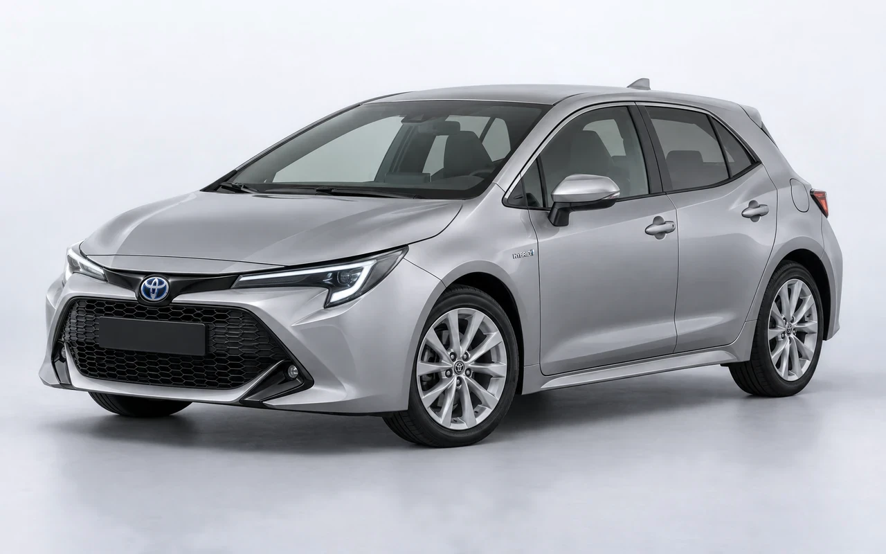 AI-genereret illustration af en sølvgrå Toyota Corolla Hybrid, set skråt forfra.