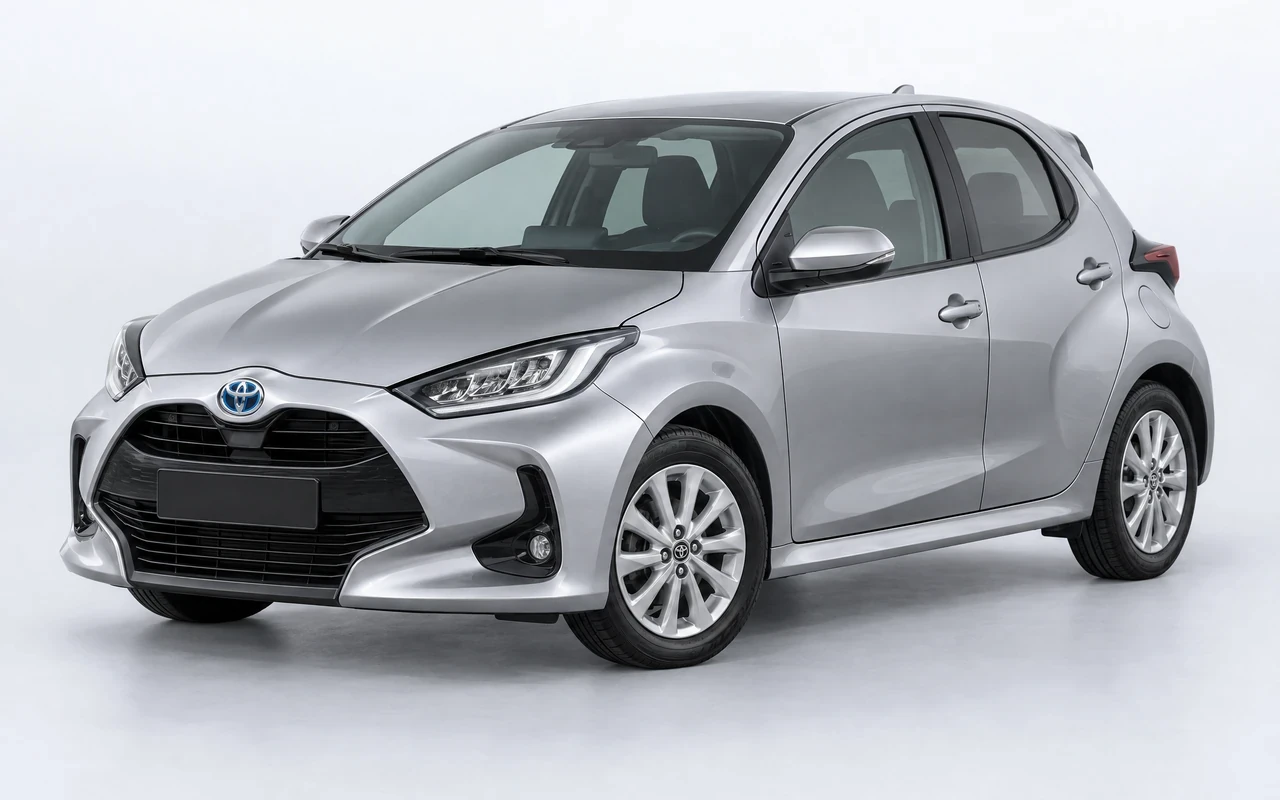 AI-genereret illustration af en sølvgrå Toyota Yaris Hybrid, set skråt forfra.